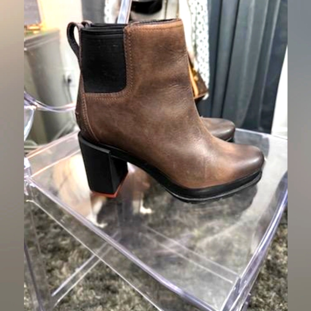 Brown leather Sorel boots 7 heeled new black almond toe